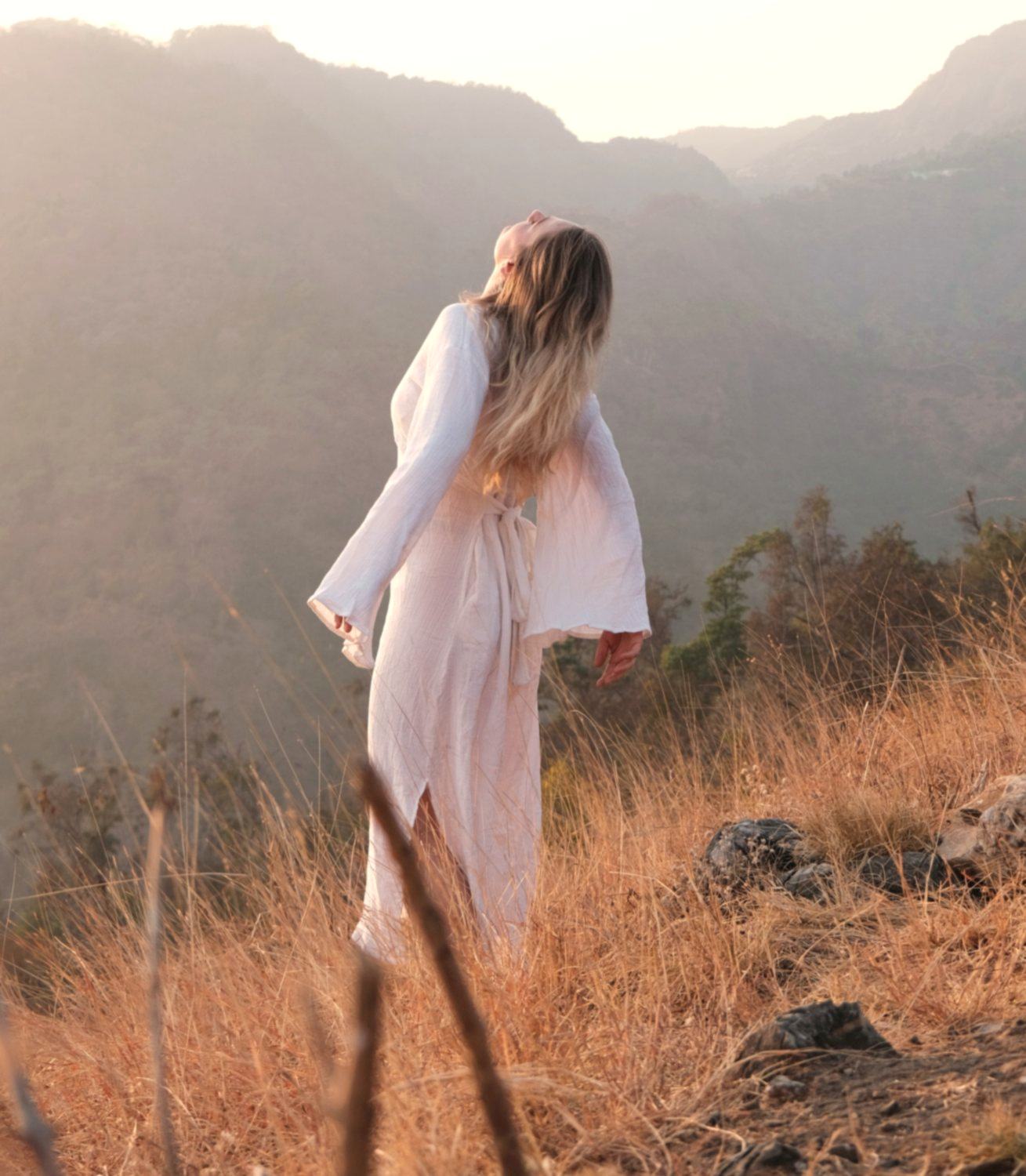 Lena Rothe in den Bergen bei Rishikesh