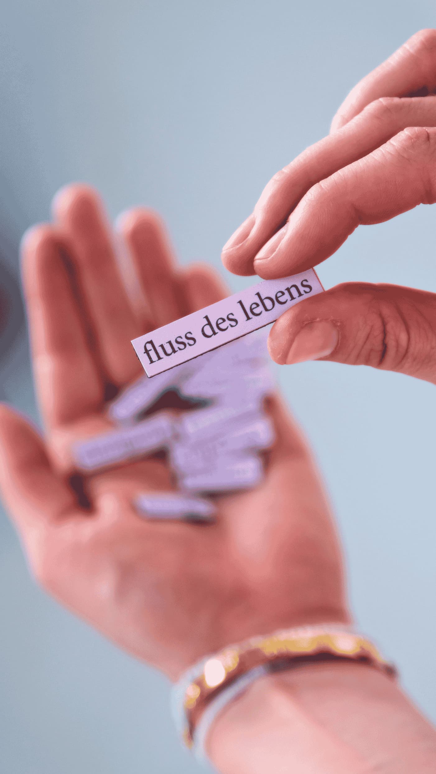 Hand hält Magnet mit fluss des lebens