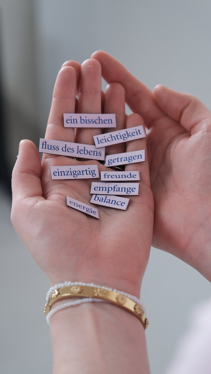 Magnetic Mantras – Wortmagnete in der Hand